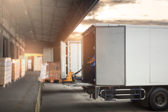 A Avantec Transportes mostra como a logística para eventos garante o transporte seguro de equipamentos e cenários.