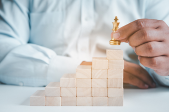 Andre de Barros Faria destaca como a gestão estratégica moderna incorpora agilidade, dados e inovação para redefinir o futuro das organizações.