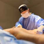 Corpo definido é resultado de uma lipoescultura que molda curvas naturais e duradouras, afirma Milton Seigi Hayashi.