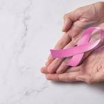 Vinicius Tadeu Sattin Rodrigues explica como filas e atrasos na mamografia podem reduzir significativamente as chances de cura.