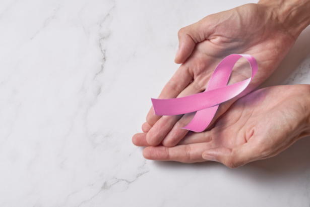 Vinicius Tadeu Sattin Rodrigues explica como filas e atrasos na mamografia podem reduzir significativamente as chances de cura.