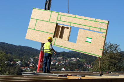 Valderci Malagosini Machado detalha os procedimentos de segurança na montagem de painéis que protegem a equipe e preservam a estrutura.