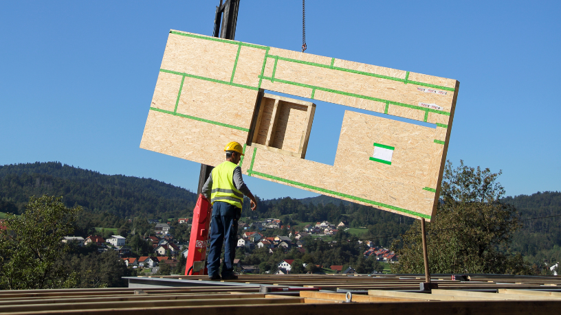 Valderci Malagosini Machado detalha os procedimentos de segurança na montagem de painéis que protegem a equipe e preservam a estrutura.