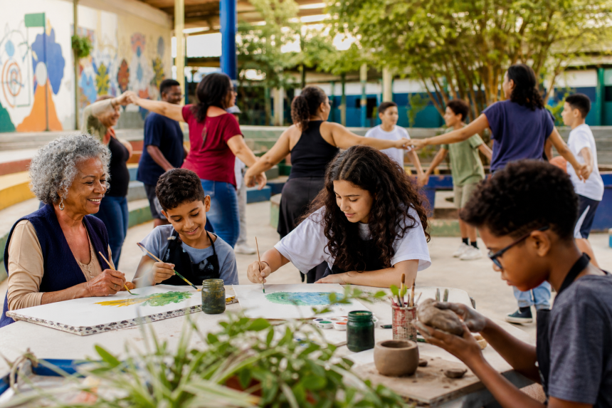 Moradores participam de atividades esportivas e culturais em espaço educacional público de Guarulhos